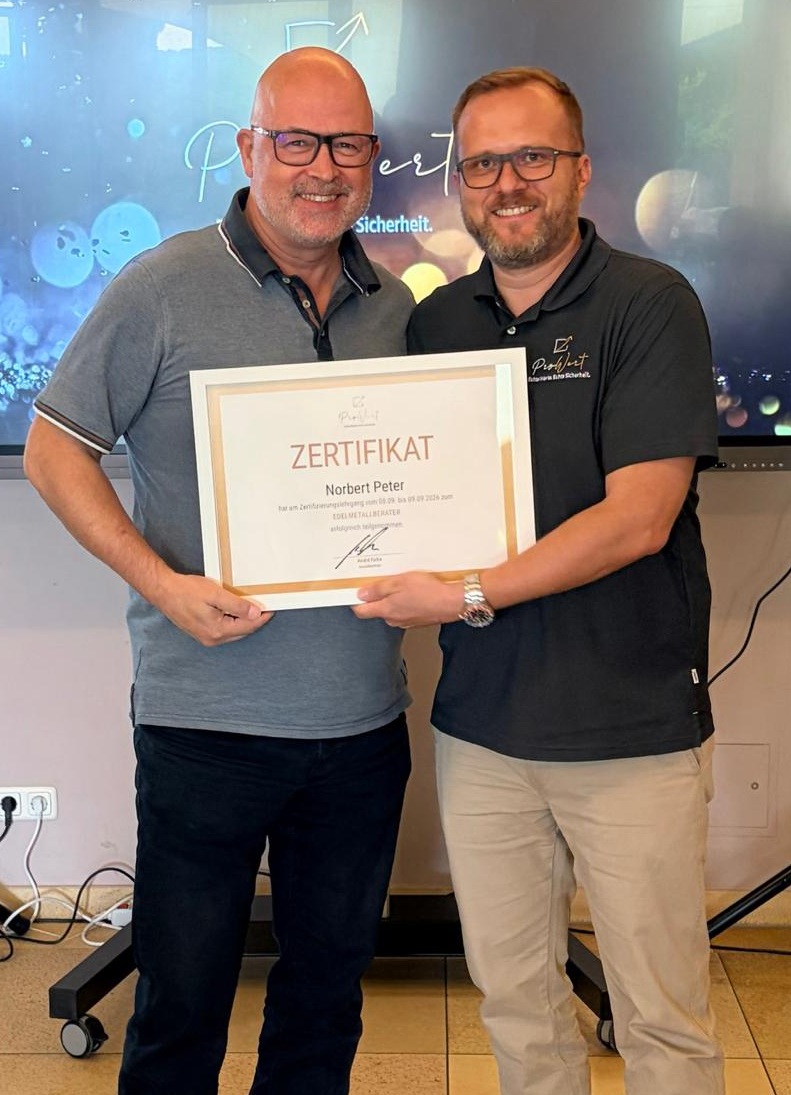 Norbert Peter erhält ein Zertifikat als Edelmetallberater